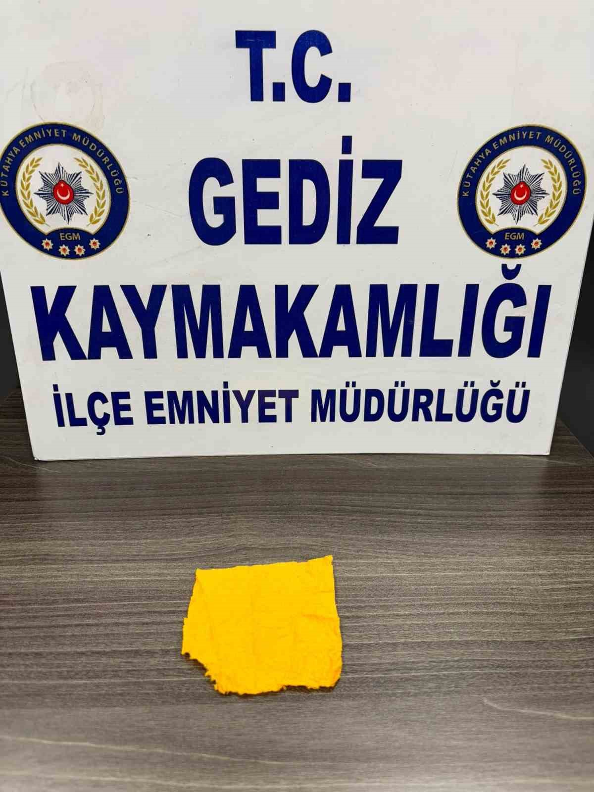 durdurulan-aracta-272-icimlik-kagida-emdirilmis-uyusturucu-madde-ele-gecirildi-5-kisi-yakalandi