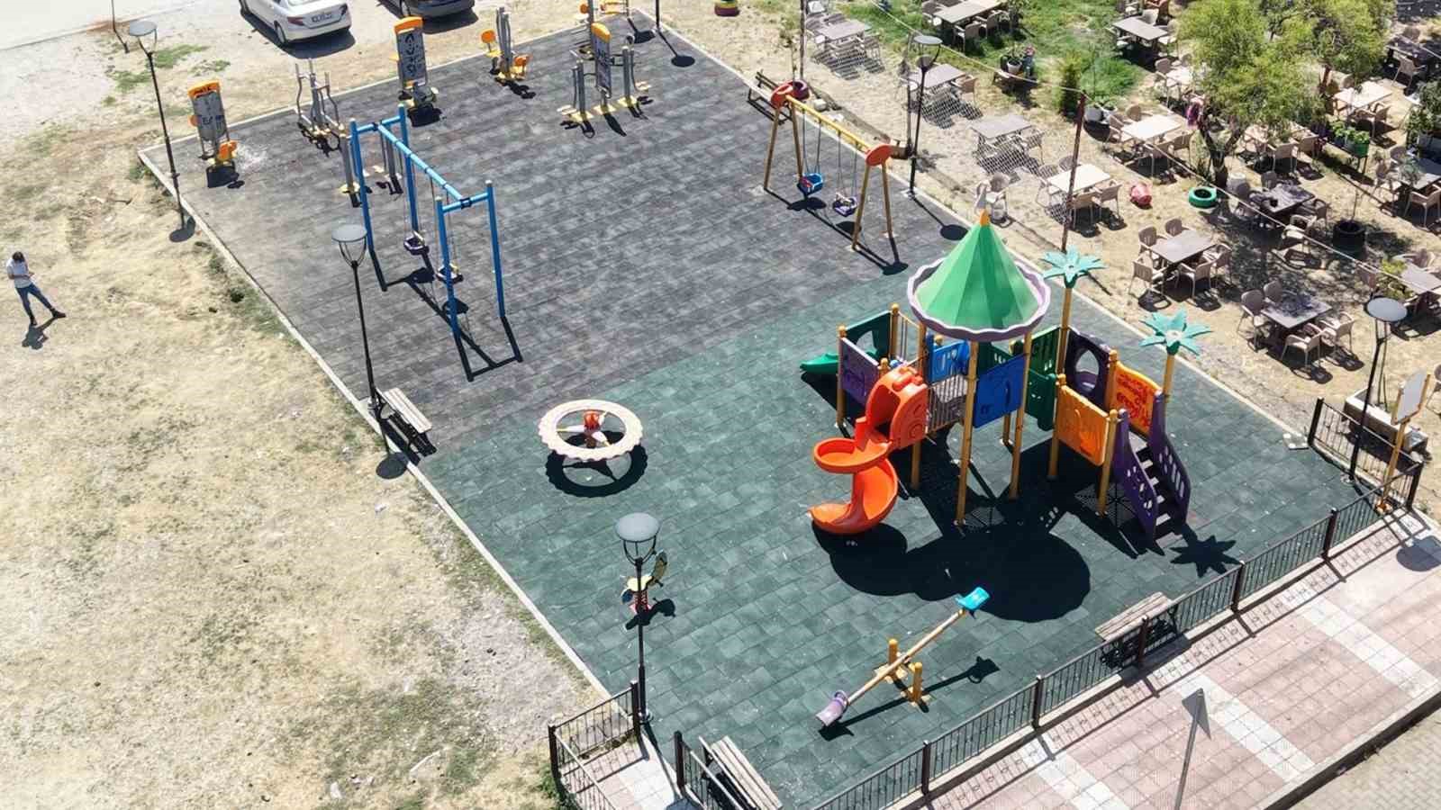 sehzadeler-in-parklarinda-yenileme-calismalari-devam-ediyor