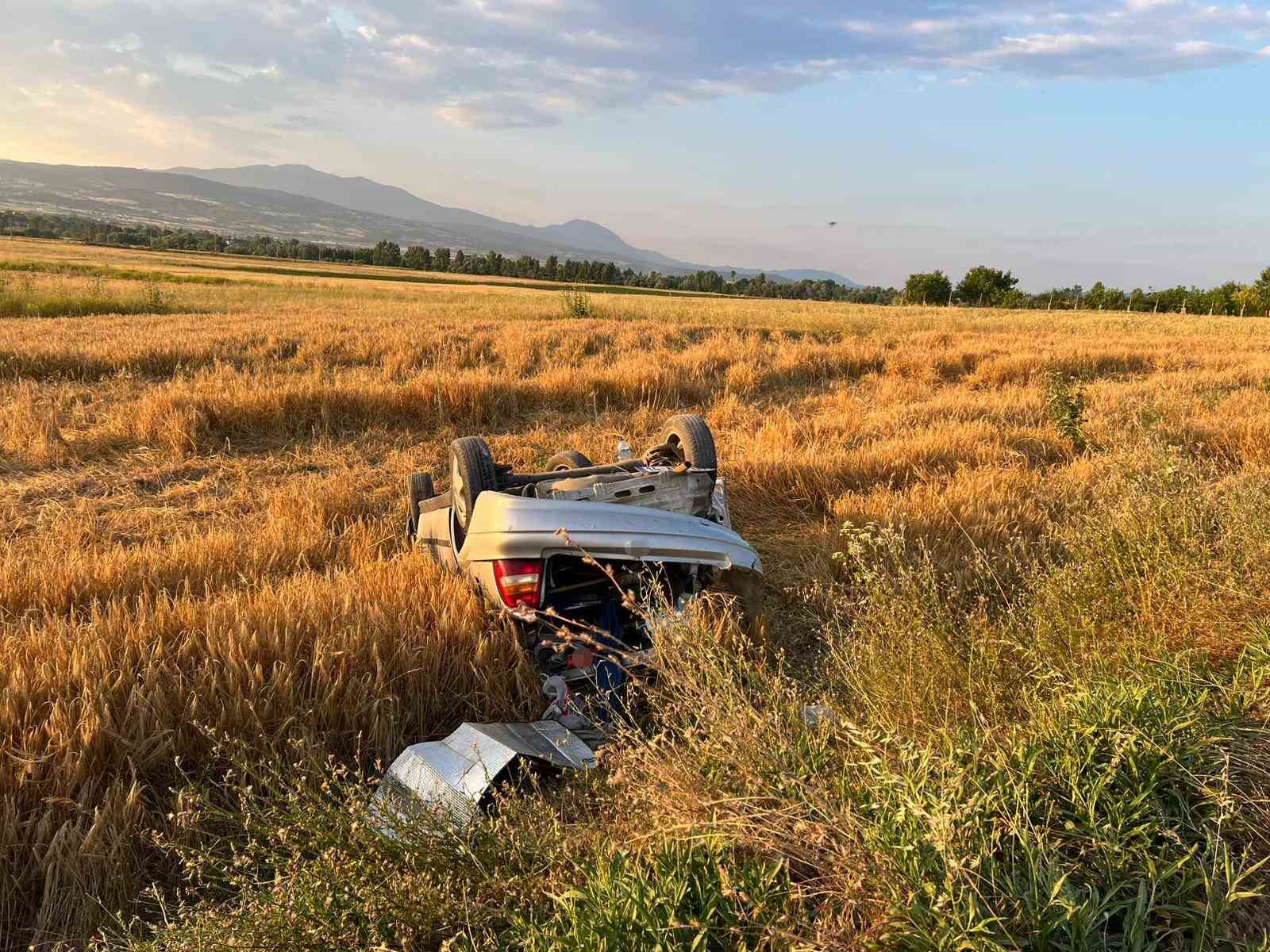 bolu-da-tarlaya-ucan-otomobil-hurdaya-dondu-surucu-kayiplara-karisti