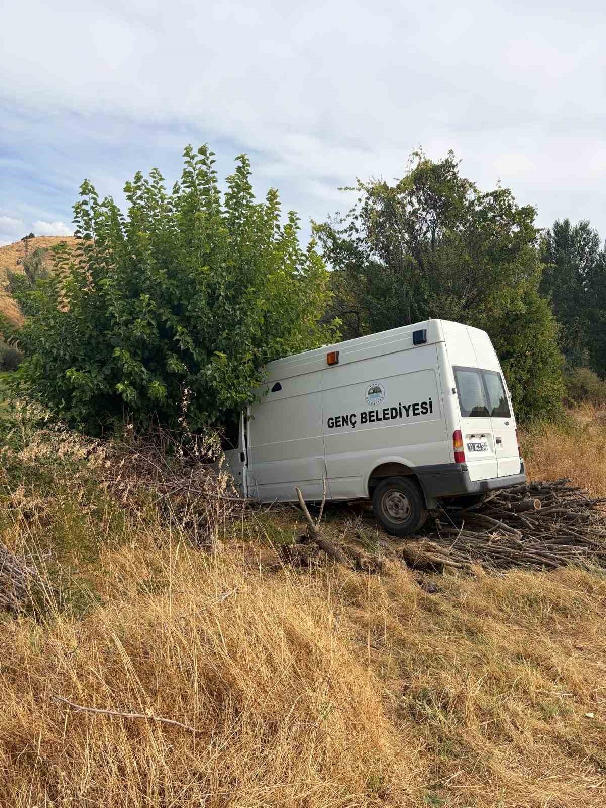 bingol-de-minibus-agaca-carpti-3-yarali