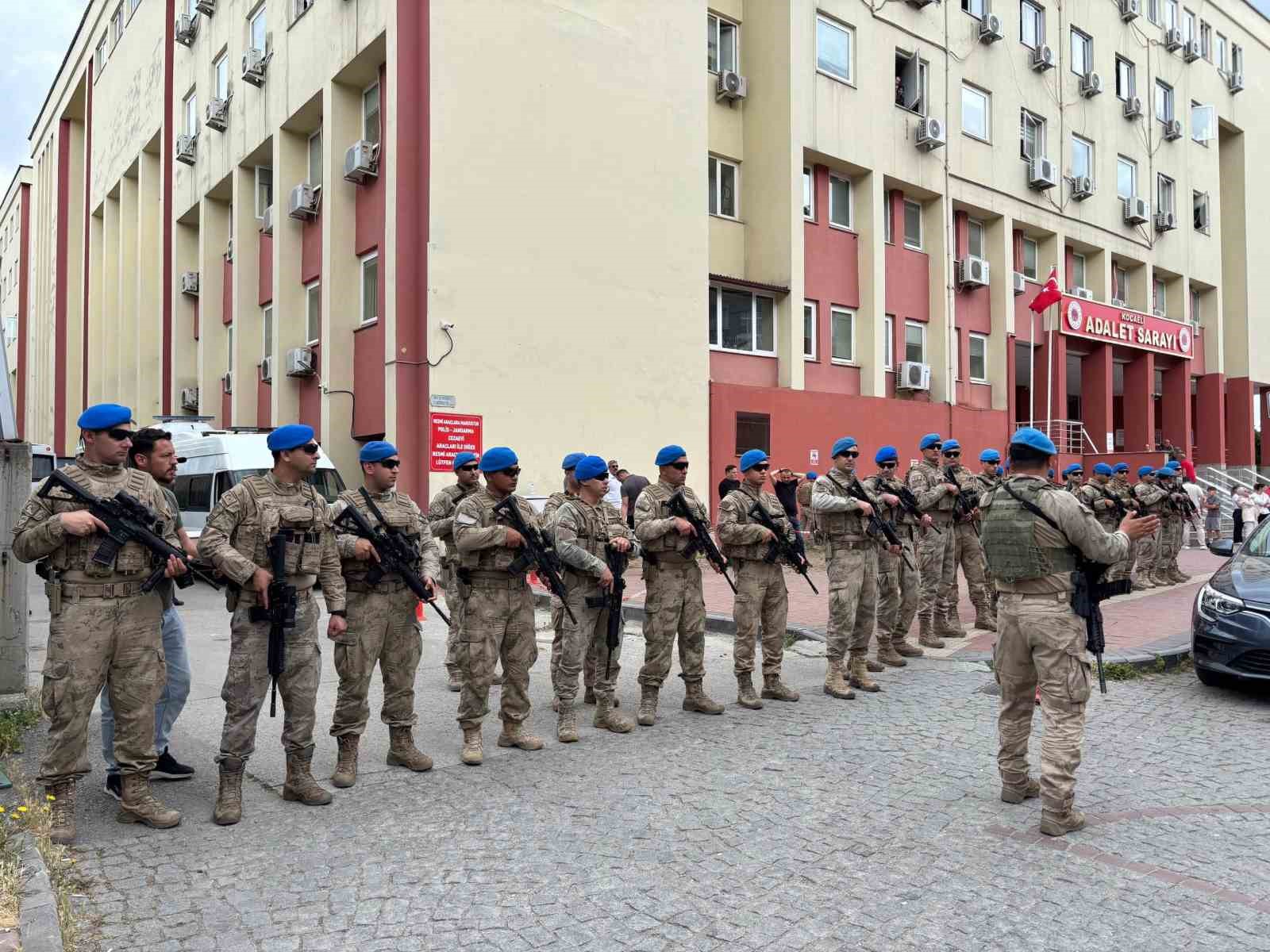 kocaeli-de-rusvet-ve-tefecilik-operasyonunda-gozaltina-alinan-supheliler-adliyede