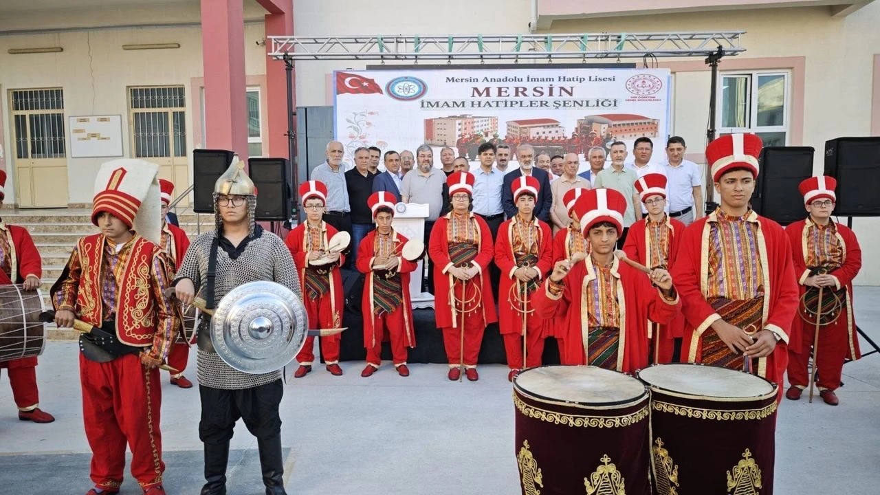 mersin-de-imam-hatip-okullari-senligi-yogun-katilimla-gerceklestirildi