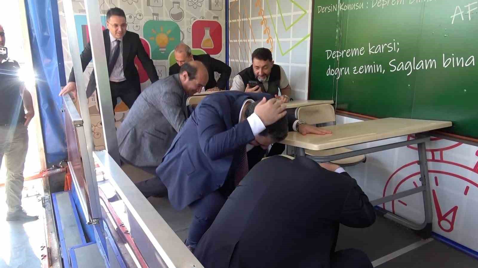 tatbikatta-depremi-baslatiyoruz-dedi-depreme-yakalandilar