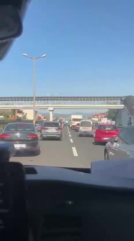 ambulansa-yol-vermek-icin-fermuar-sistemini-uyguladiyar