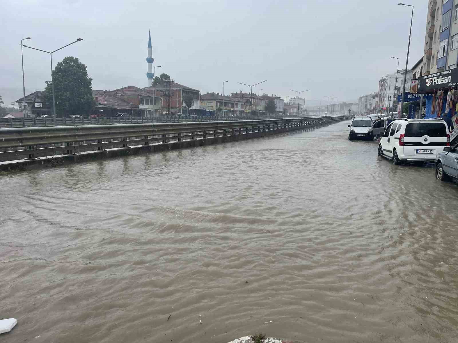 kavak-ta-saganak-yagis-etkili-oldu-yollar-gole-dondu