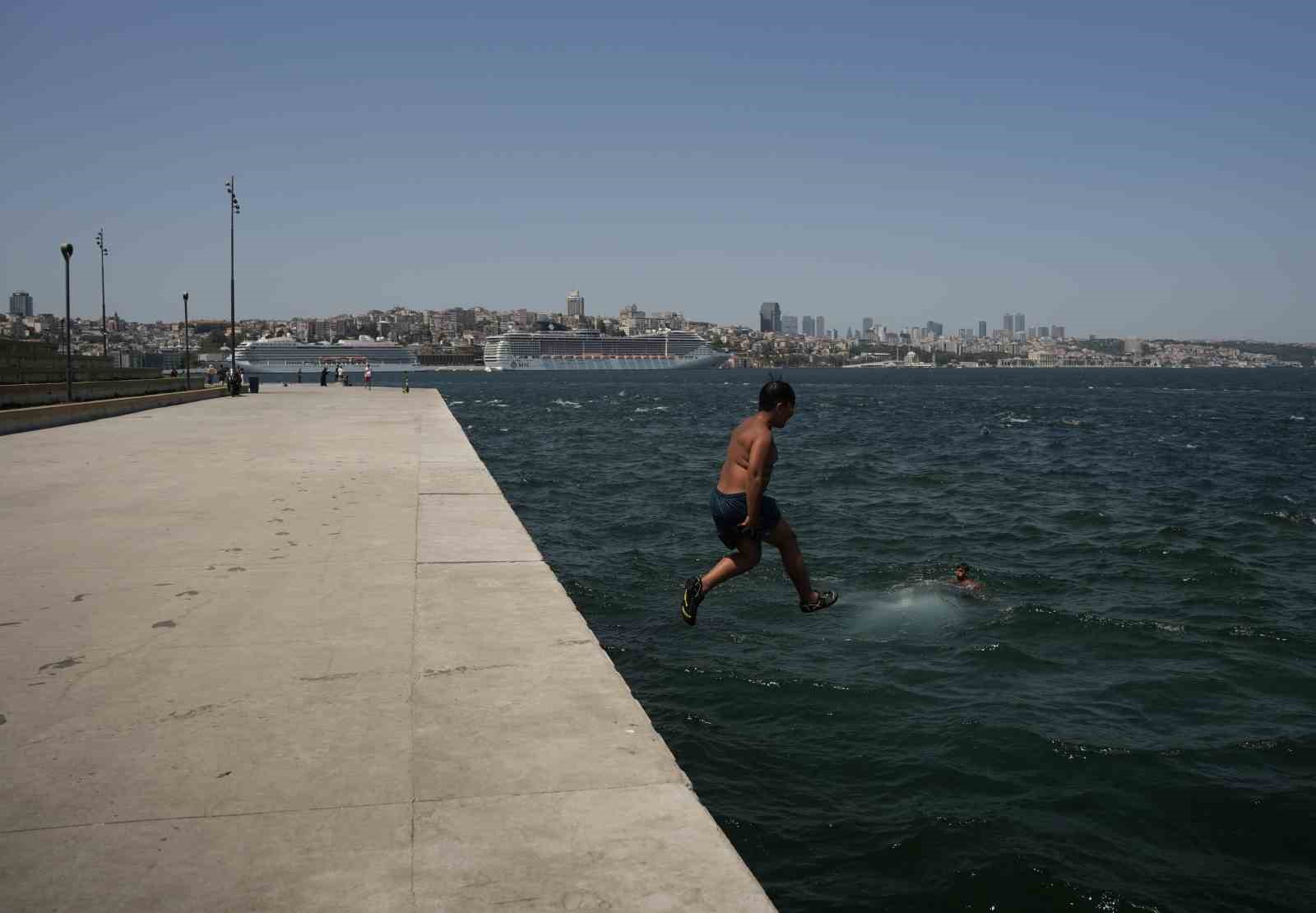 istanbul-da-sicak-hava-bunaltti-kimi-denizde-serinledi-kimi-golgelik-alanda-dinlendi