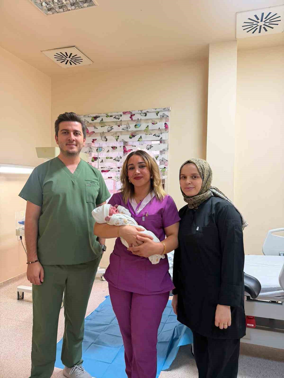 patnos-devlet-hastanesinde-buyuk-basari-ilki-sezaryen-olan-anne-ikinci-bebegini-normal-dogumla-kucagina-aldi