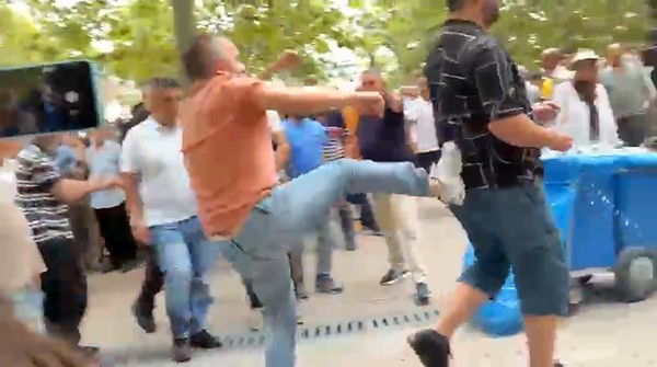 ozgur-ozel-in-cuma-namazi-cikisinda-tekmeli-arbede