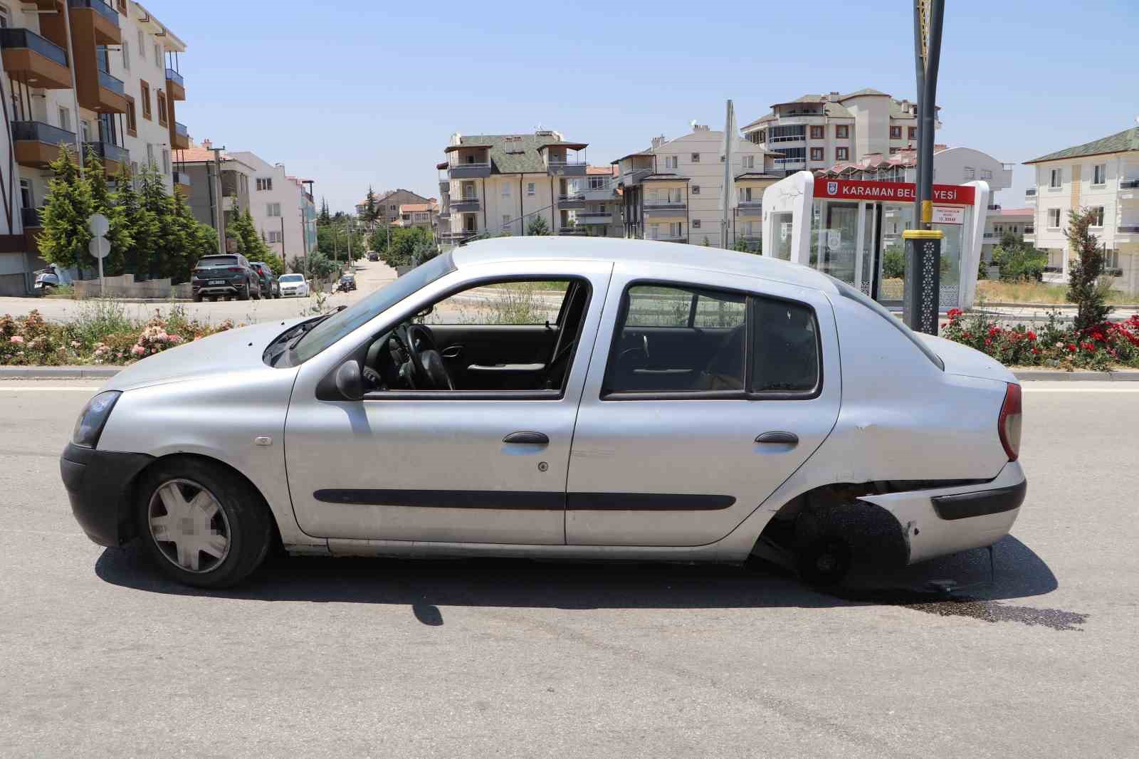 karaman-da-dubaya-carpan-otomobilin-tekeri-ile-egzozu-koptu-kaza-ani-kamerada