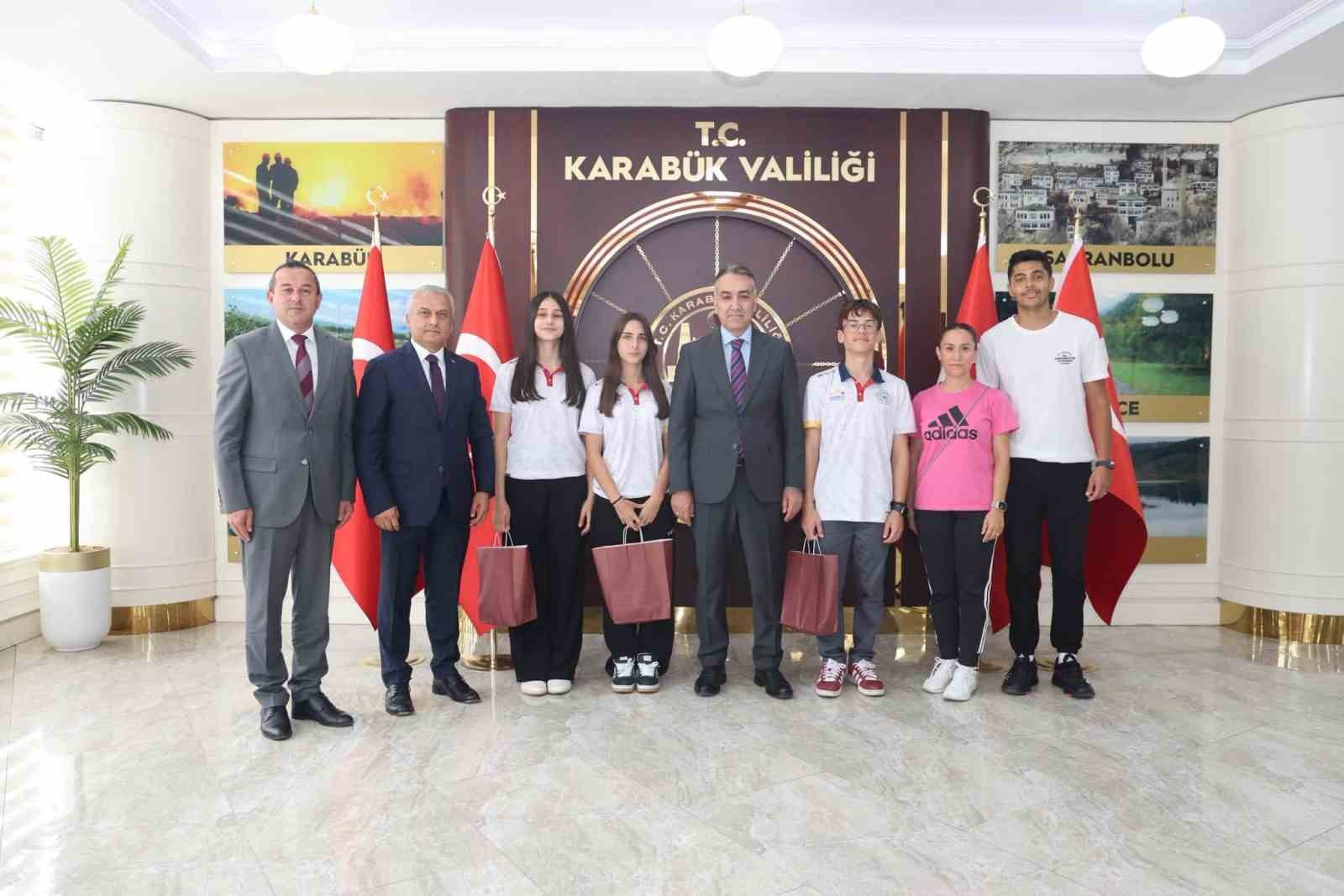 vali-cagatay-dan-basarili-sporculara-hediye