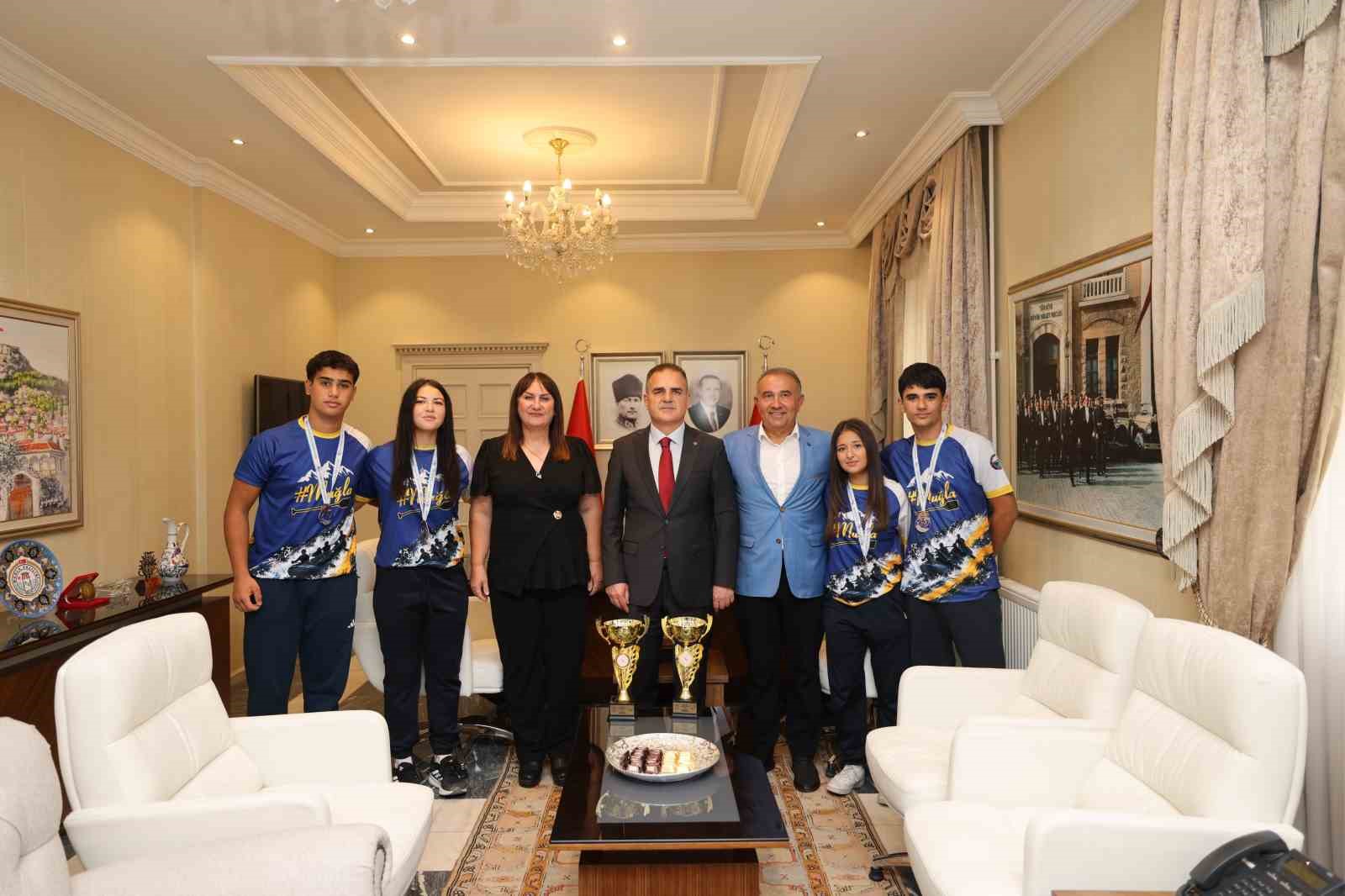 vali-akbiyik-turkiye-sampiyonu-olan-yildiz-rafting-sporcularini-agirladi