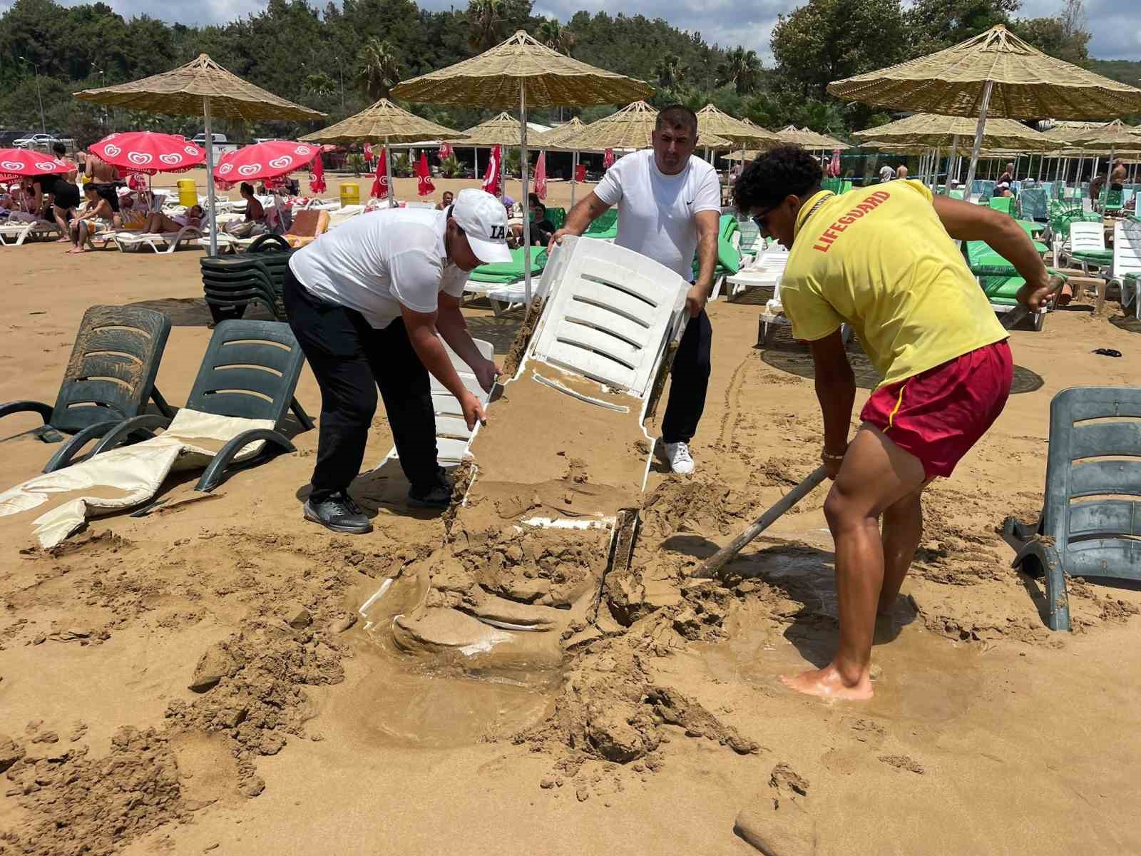 alanya-da-dev-dalgalar-sezlonglari-kuma-gomdu