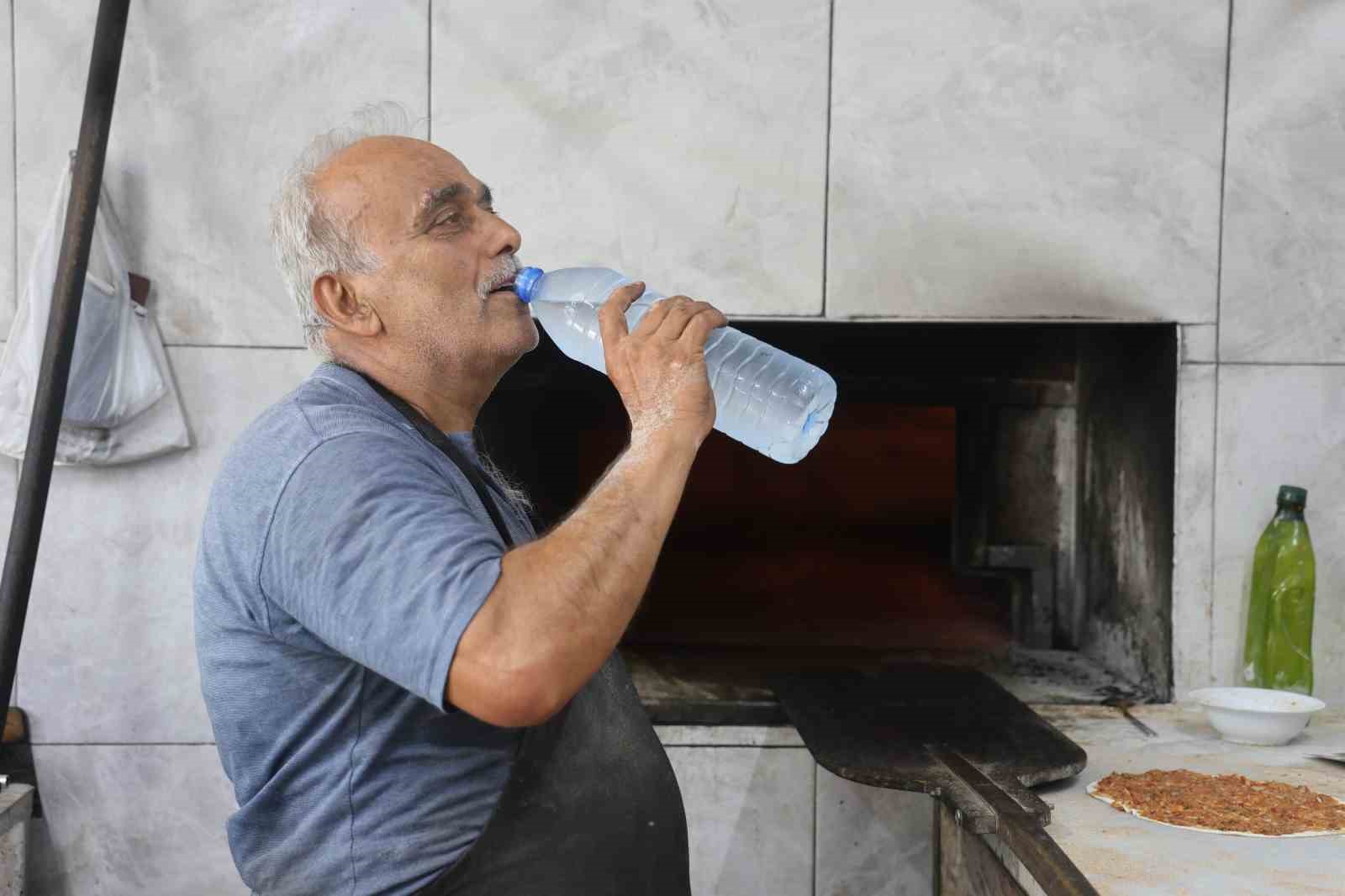 kavurucu-sicakta-ocak-basinda-zorlu-mesaiyi-surduren-firincilar-gunde-5-litreyi-bulan-su-tuketiyorlar