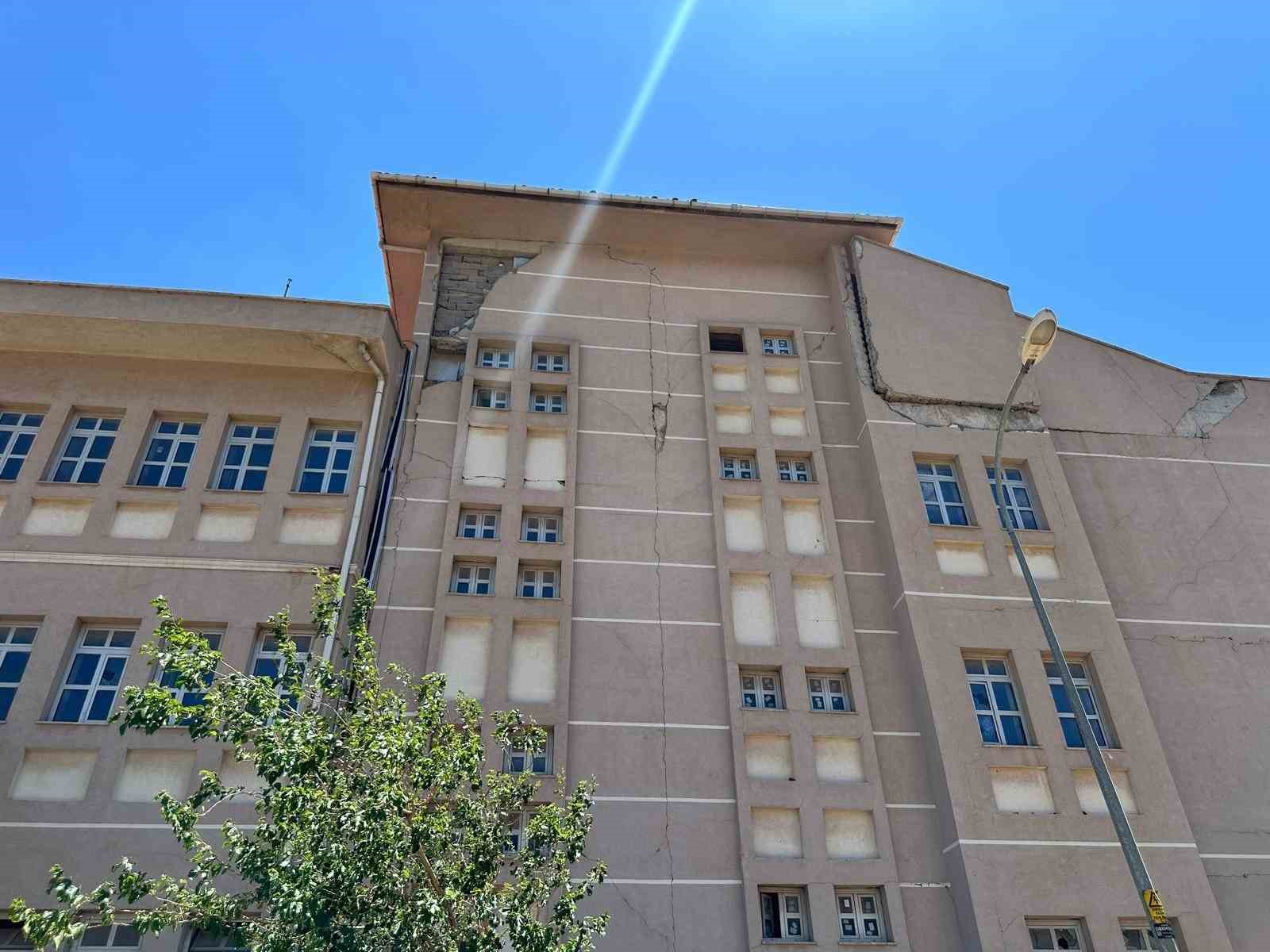 depremde-agir-hasar-aldiktan-sonra-yikilmayan-okul-tehlike-saciyor