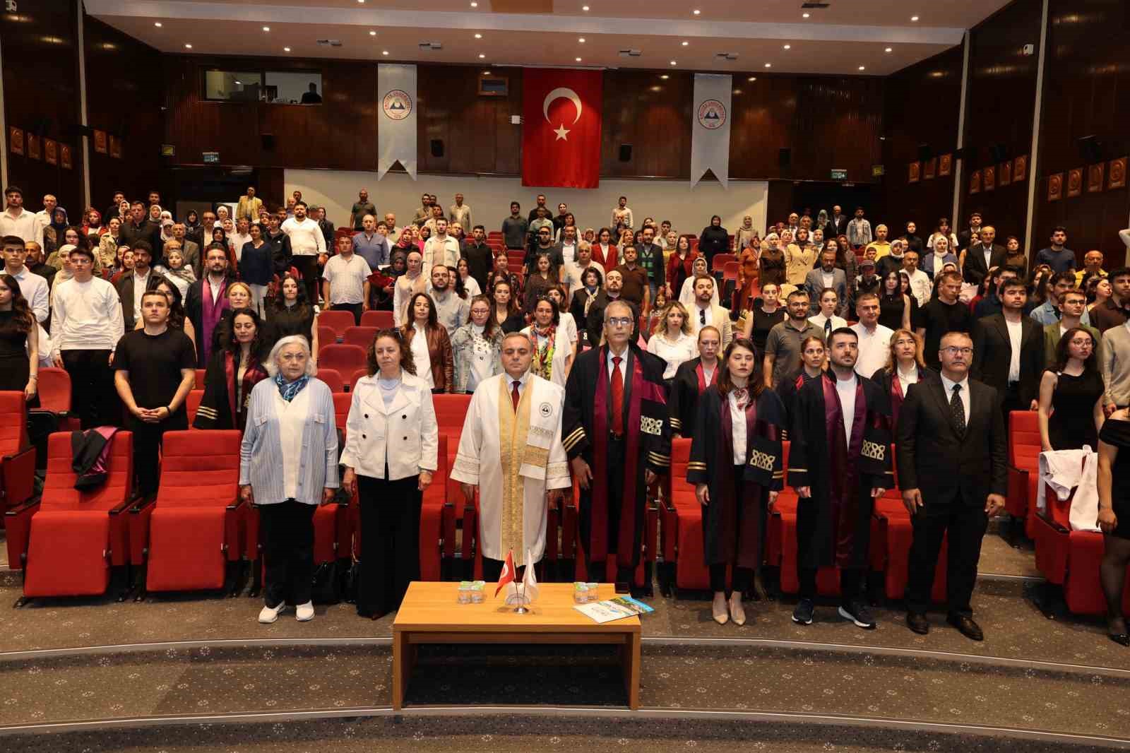 eru-eczacilik-fakultesi-nde-onluk-giyme-toreni-duzenlendi