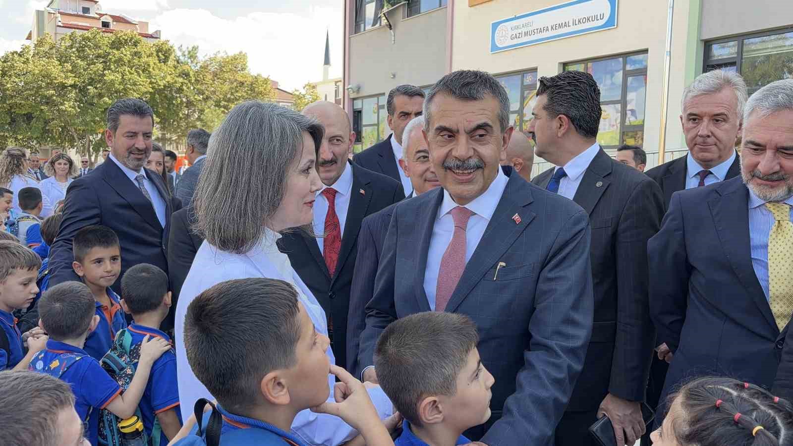 bakan-tekin-miniklerin-bayrak-torenine-katildi-ogretmenlerle-bir-araya-geldi