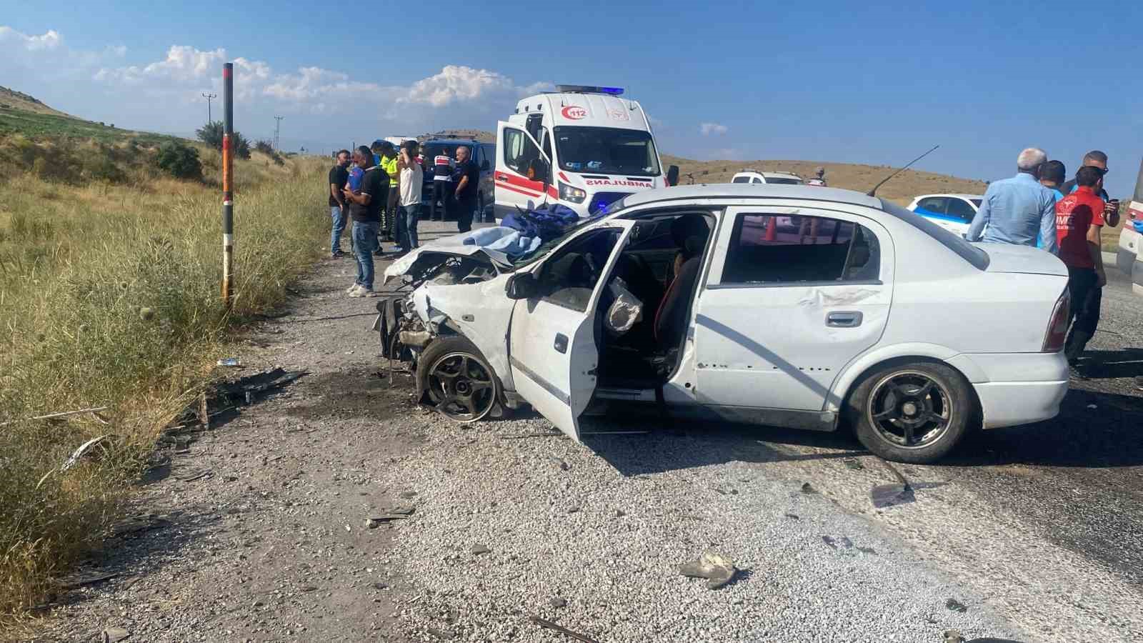 tatvan-da-iki-otomobil-carpisti-6-yarali
