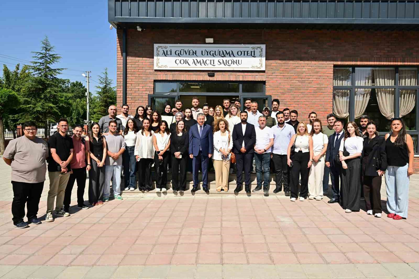 vali-yilmaz-sahadaki-basin-mensuplariyla-kahvaltida-bir-araya-geldi