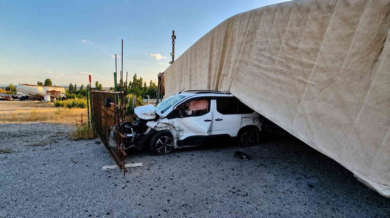 corum-da-kontrolden-cikan-tir-hafif-ticari-aracin-uzerine-devrildi-1-yarali
