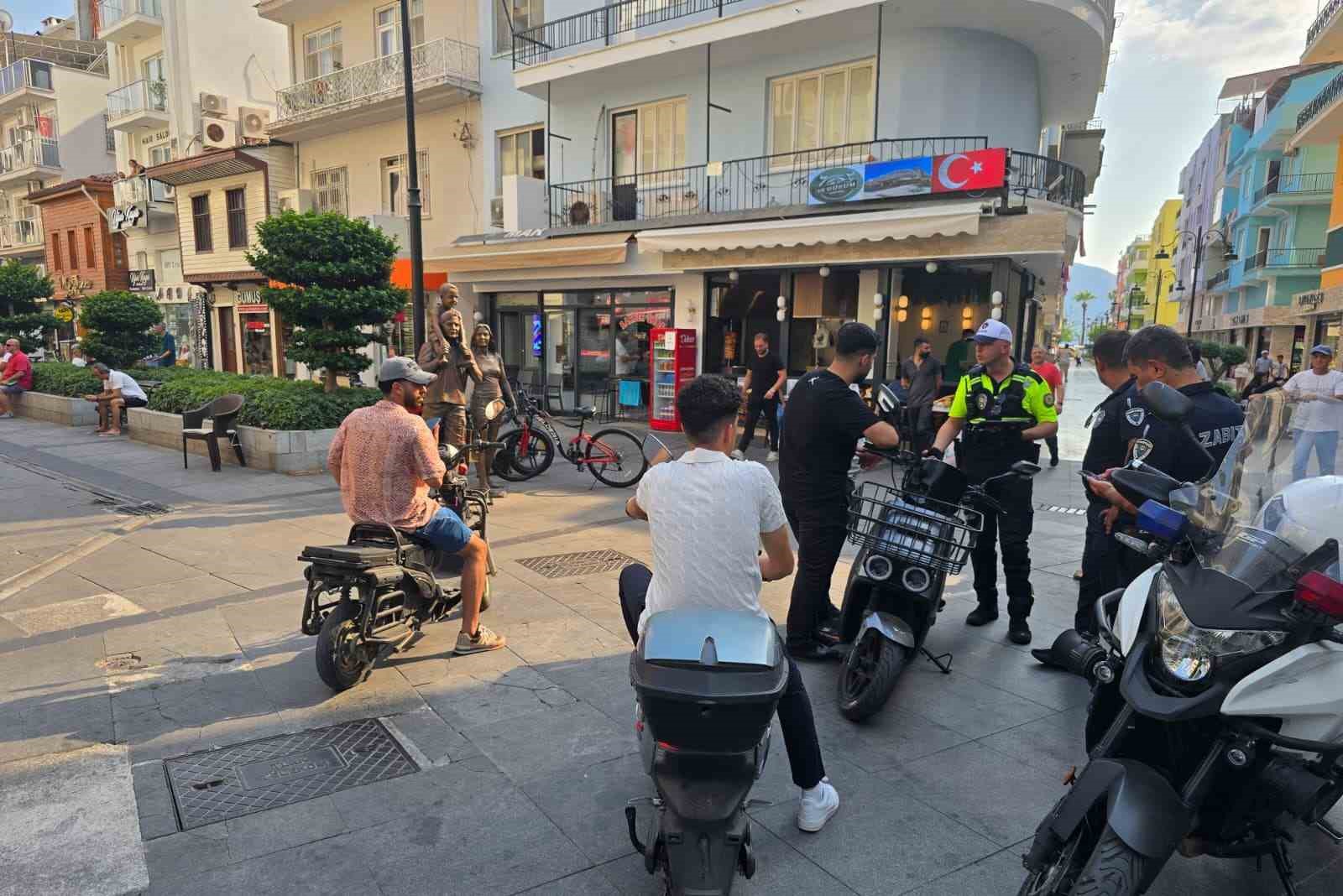 marmaris-carsisi-nda-motosikletlere-ortak-denedim