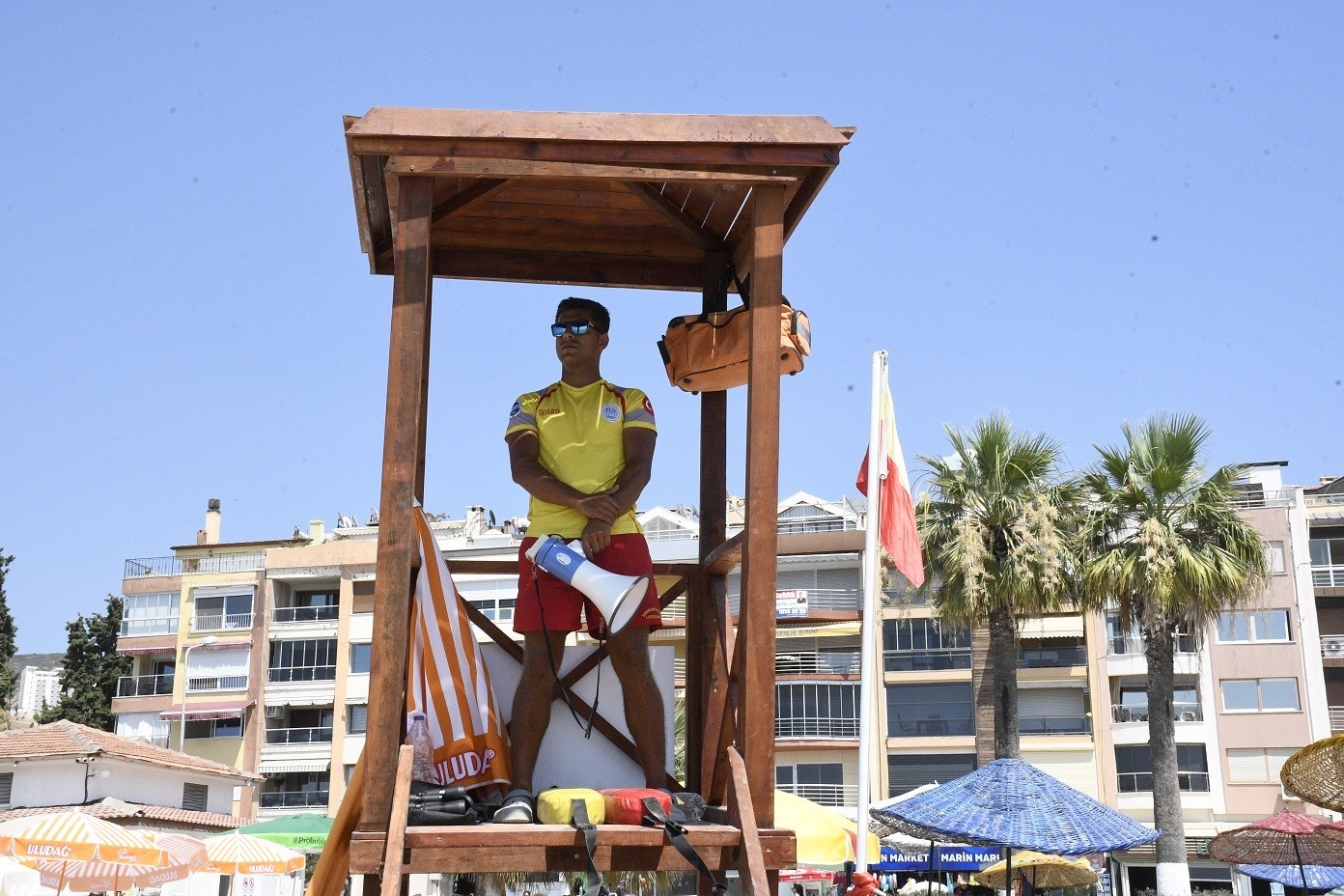 kusadasi-sahillerinde-guvenlik-on-planda