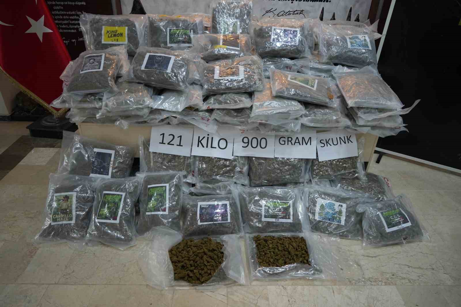 tirin-dorsesinden-121-kilo-900-gram-skunk-cikti