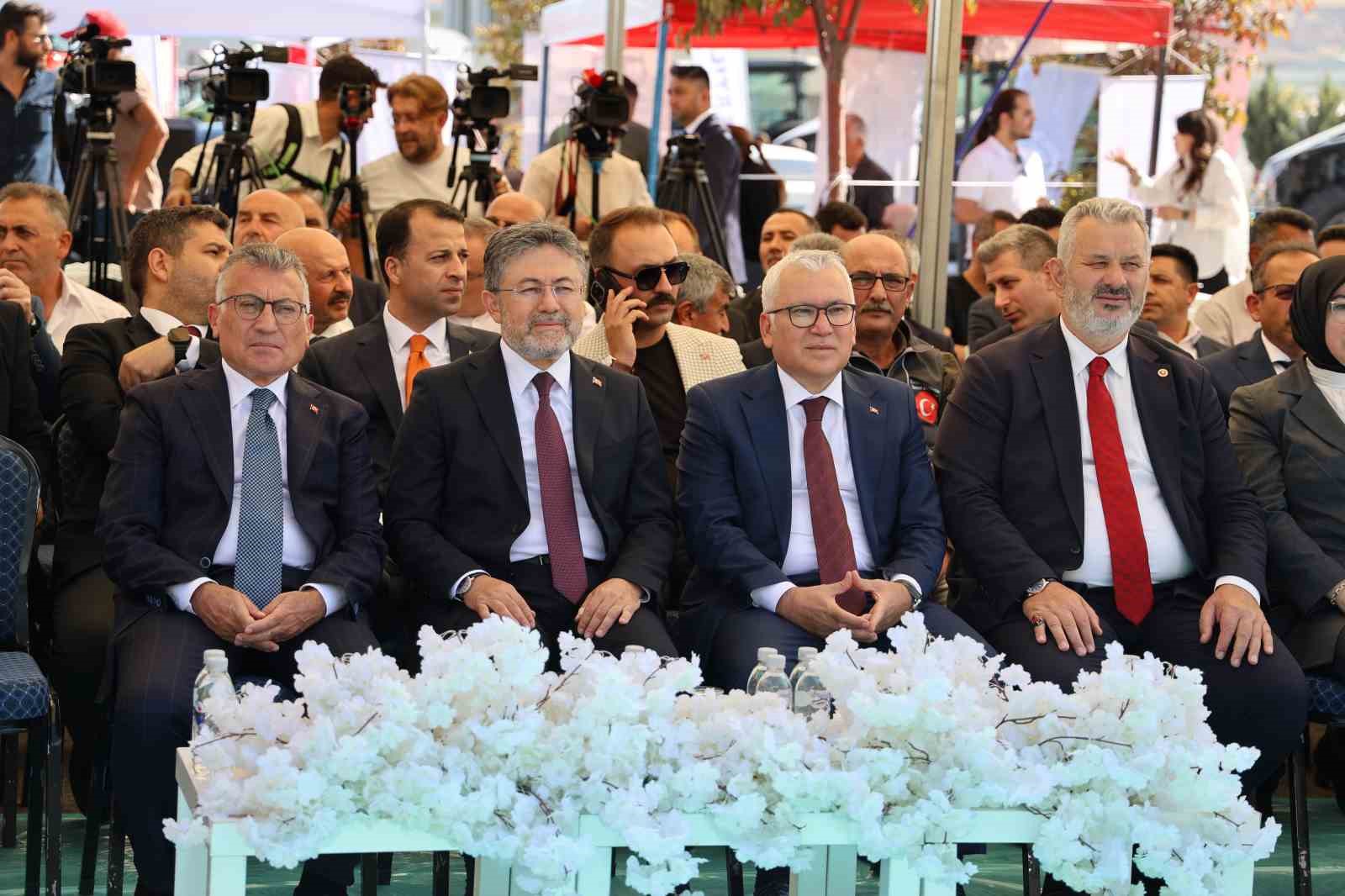 tarim-ve-orman-bakani-yumakli-dunyadaki-savaslar-jeopolitik-gerilimler-ulkelerin-gida-arz-guvenligi-tehdit-ediyor