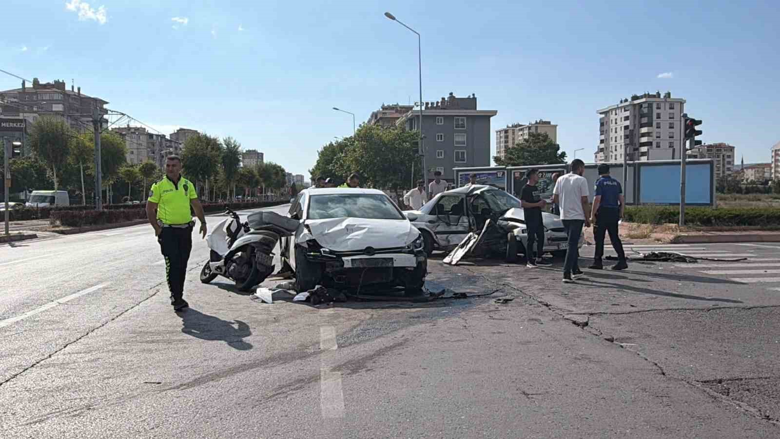 kayseri-de-zincirleme-kazada-otomobil-kagit-gibi-ezildi-5-yarali