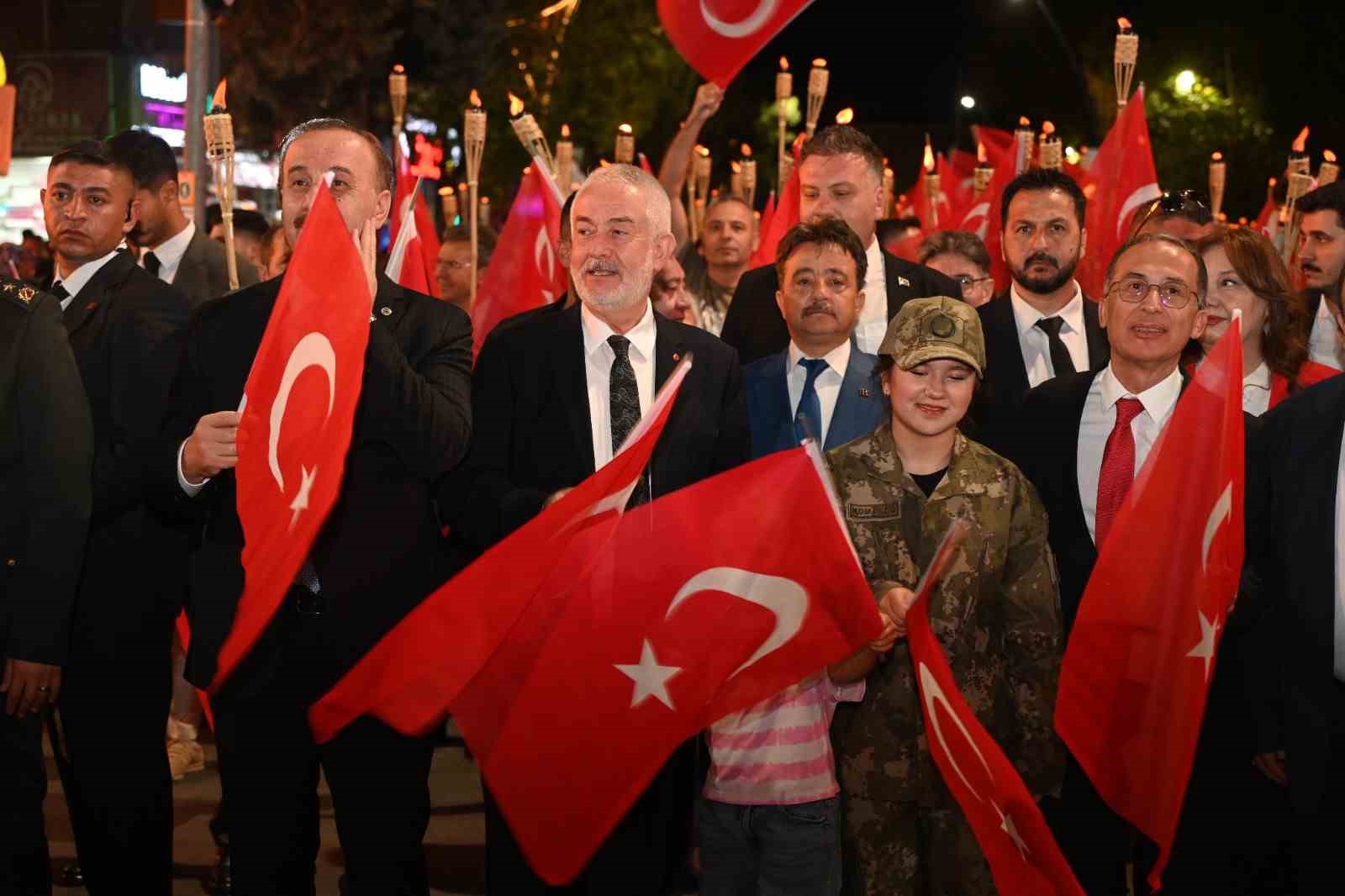 isparta-da-30-agustos-coskusu-fener-alayi-ve-kubat-konseriyle-yasandi