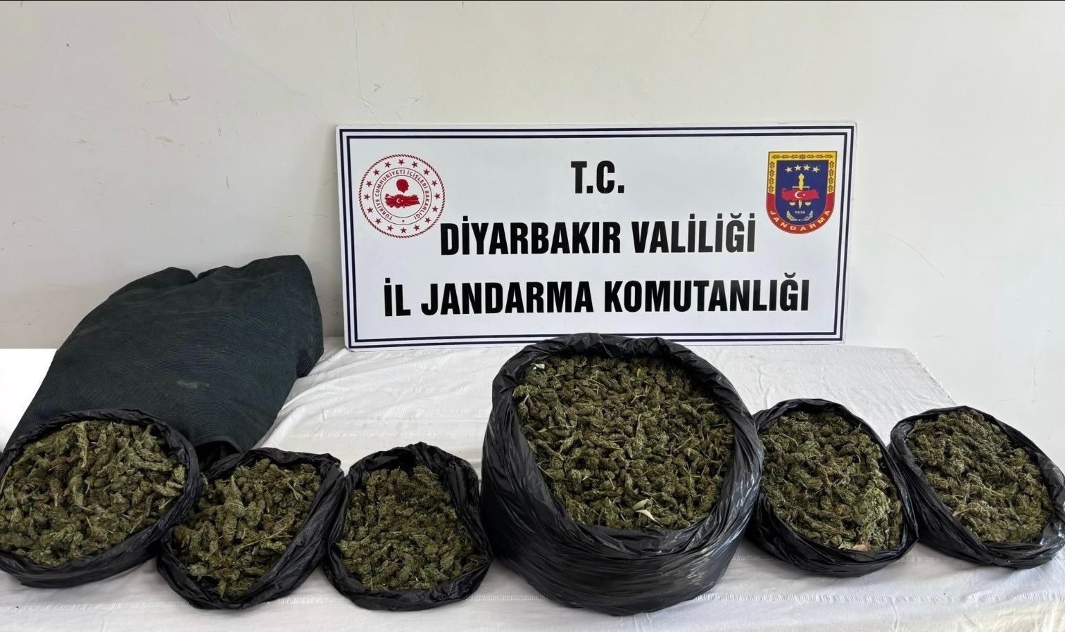 diyarbakir-da-41-kilo-esrar-ele-gecirildi-18-supheliye-islem-yapildi