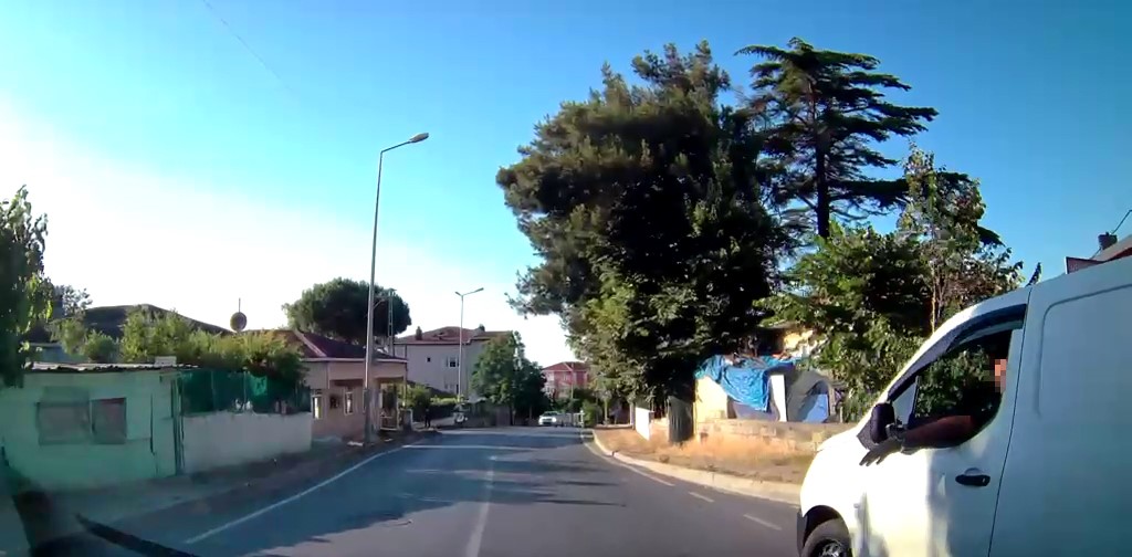sariyer-de-yol-ortasinda-gerginlik-neden-hizli-gittin-tartismasi-kamerada