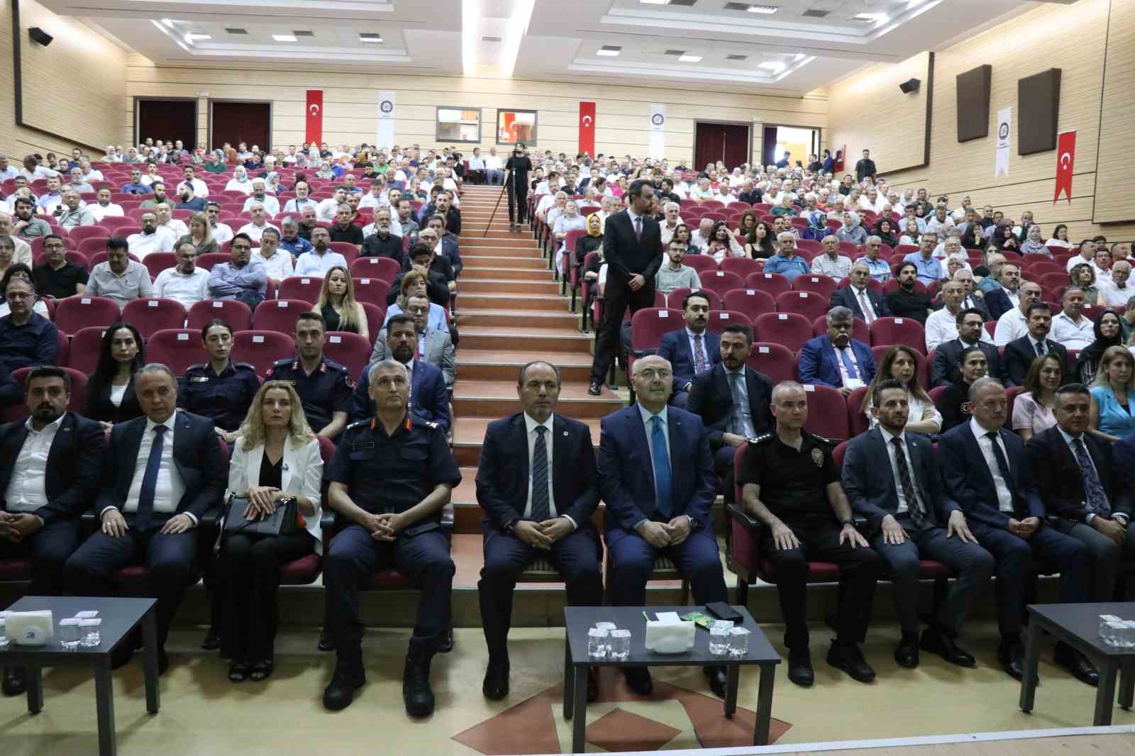 sanal-kumar-tehlikesine-dikkat-ceken-vali-kosger-benim-hanimi-bile-kumar-bagimlisi-yapacaklar