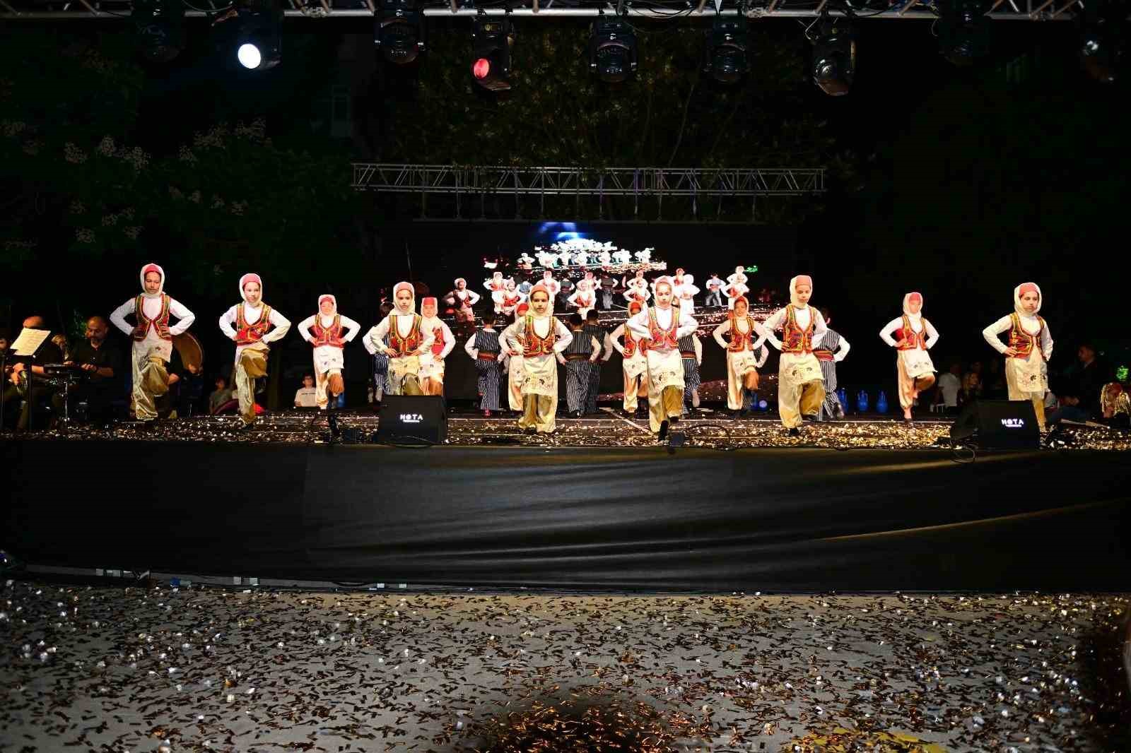 konyaalti-ilkokulu-ndan-renkli-halk-oyunlari-senligi