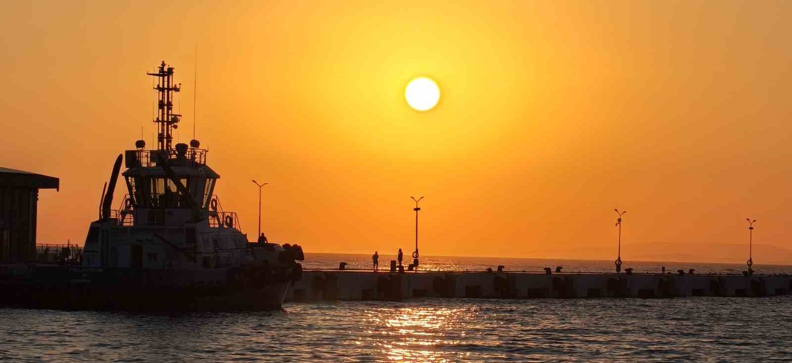 kusadasi-gun-batiminda-kizila-boyaniyor