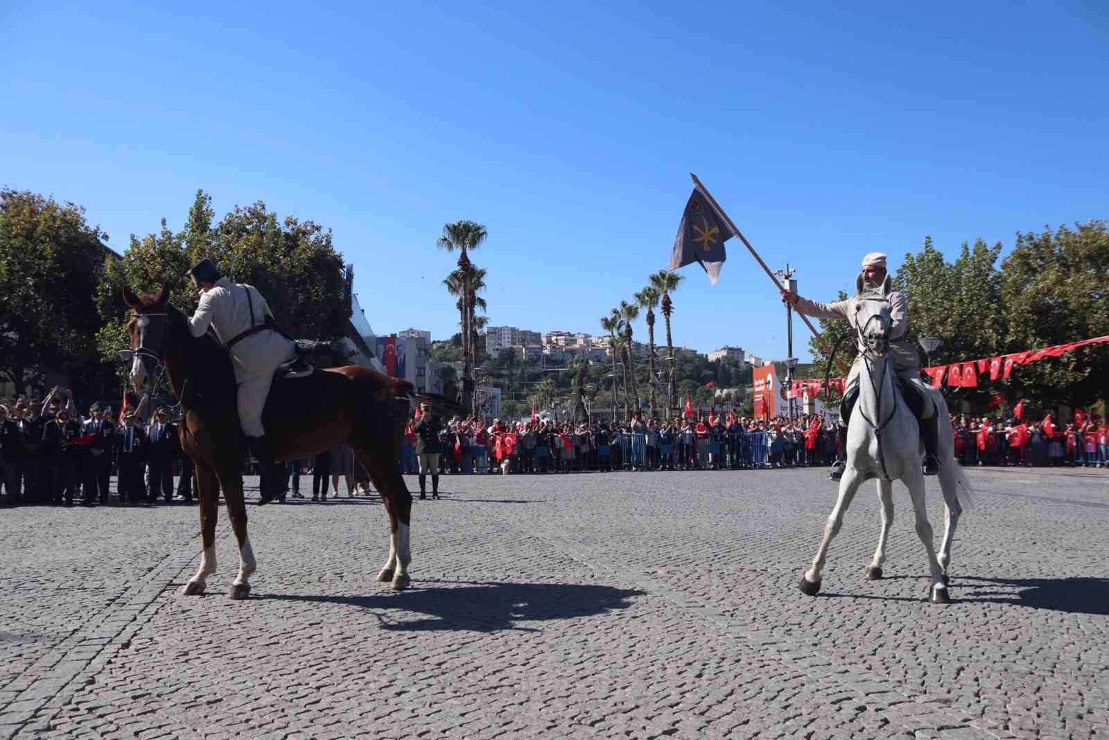 izmir-in-dusman-isgalinden-kurtulusu-torenlerle-kutlandi