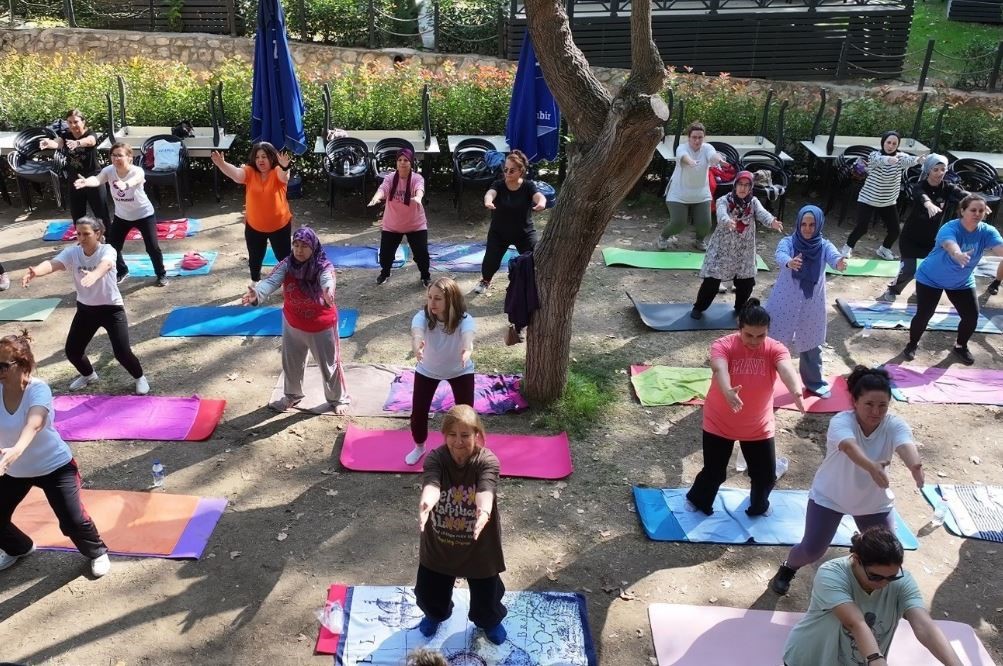 efeler-de-acik-havada-yoga-zamani