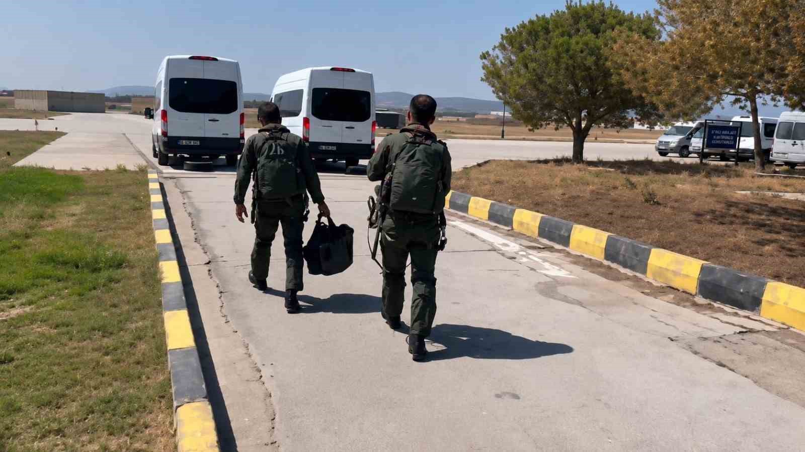 bandirma-dan-kalkan-savas-ucaklari-karadeniz-semalarinda-egitim-ucusu-yapti