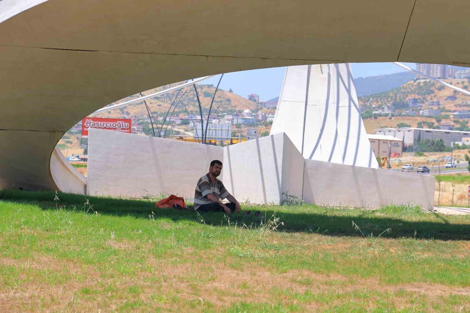 sicaklardan-bunalan-atik-kagit-toplayicisi-ay-yildizin-golgesine-sigindi
