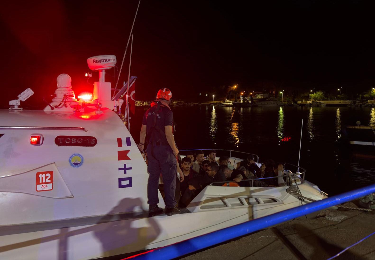 canakkale-de-gocmen-kacakciligi-operasyonu-2-gocmen-kacakcisi-ve-36-kacak-gocmen-yakalandi