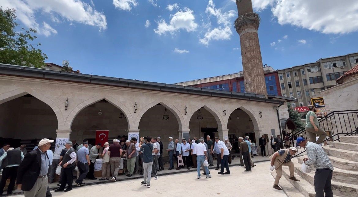 sivas-ta-cami-cemaatine-asure-ikram-edildi
