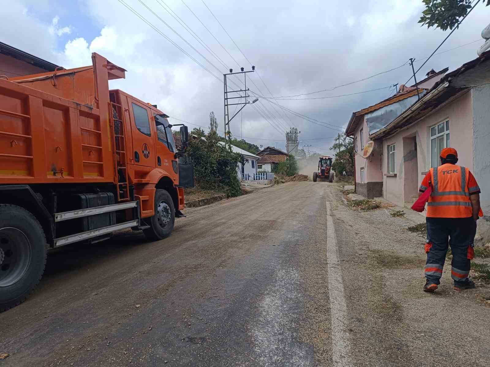 dar-olan-koy-yolu-karayollari-ekiplerince-genisletiliyor