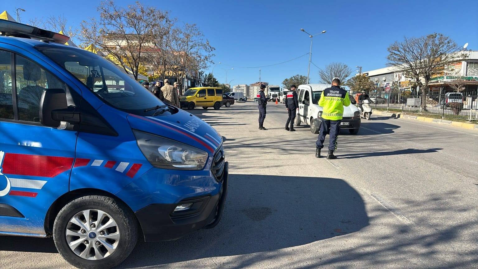 gaziantep-te-jandarmadan-huzur-guven-uygulamasi-673-aranan-sahis-yakalandi