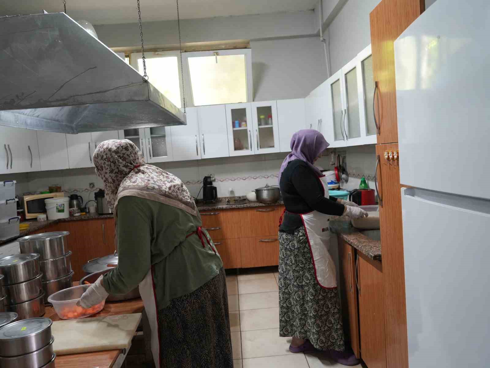 devlet-destekledi-anne-ve-kizi-azimle-basardi-11-yildir-koydeki-restoranda-damaklari-senlendiriyorlar