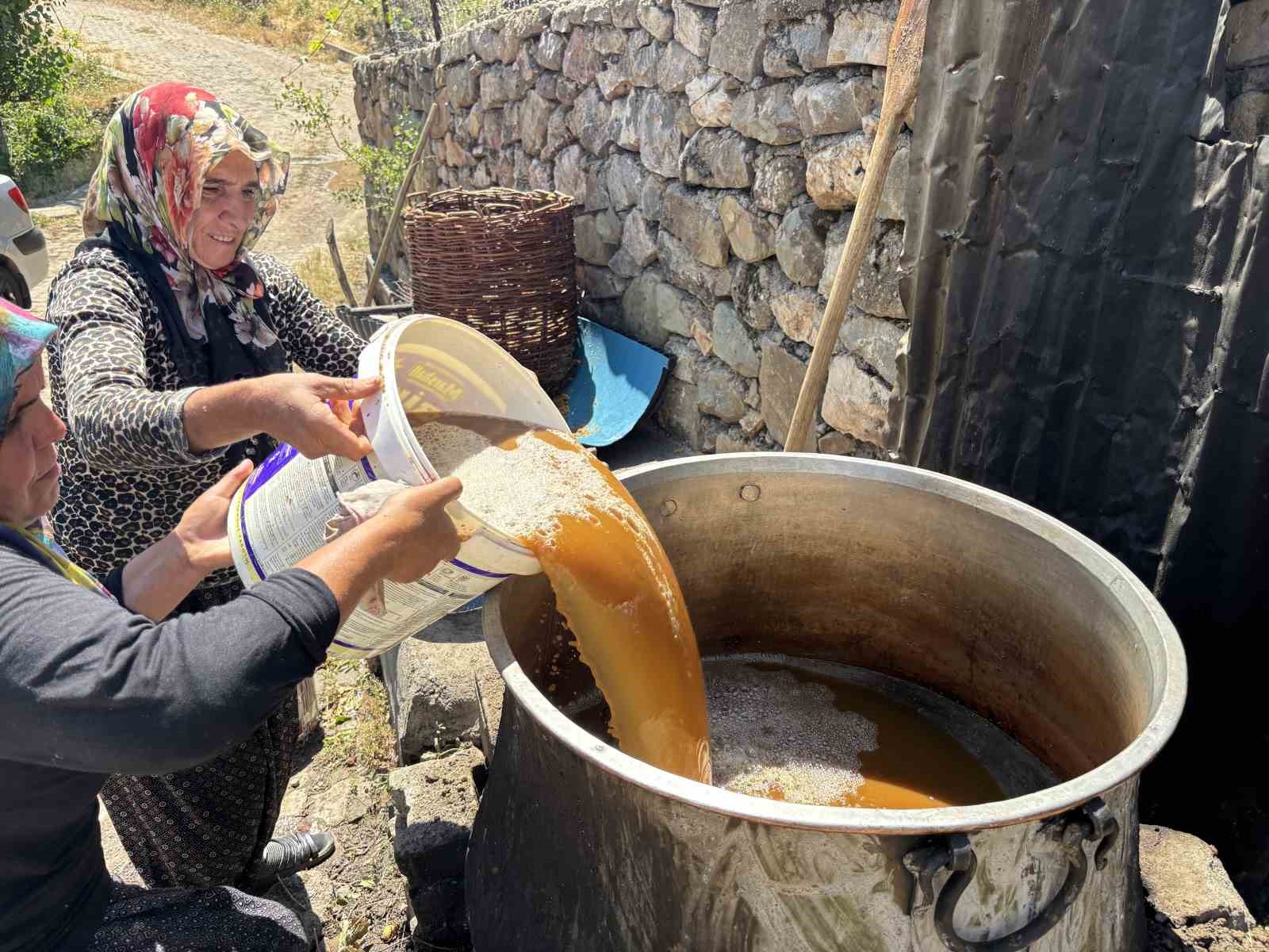servi-koyunde-asirlik-gelenek-yasatiliyor-dut-pekmezi-buyuk-emeklerle-hazirlaniyor