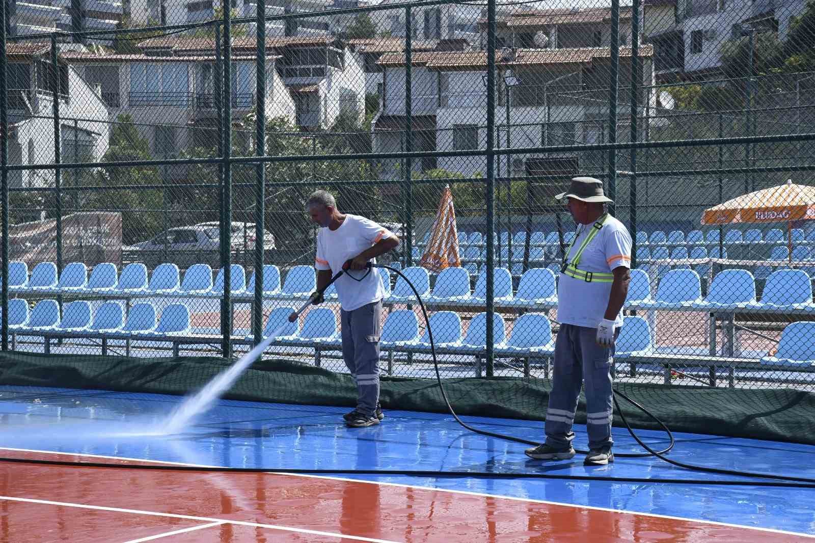 kusadasi-nda-tenis-kortlari-bastan-asagi-temizlendi
