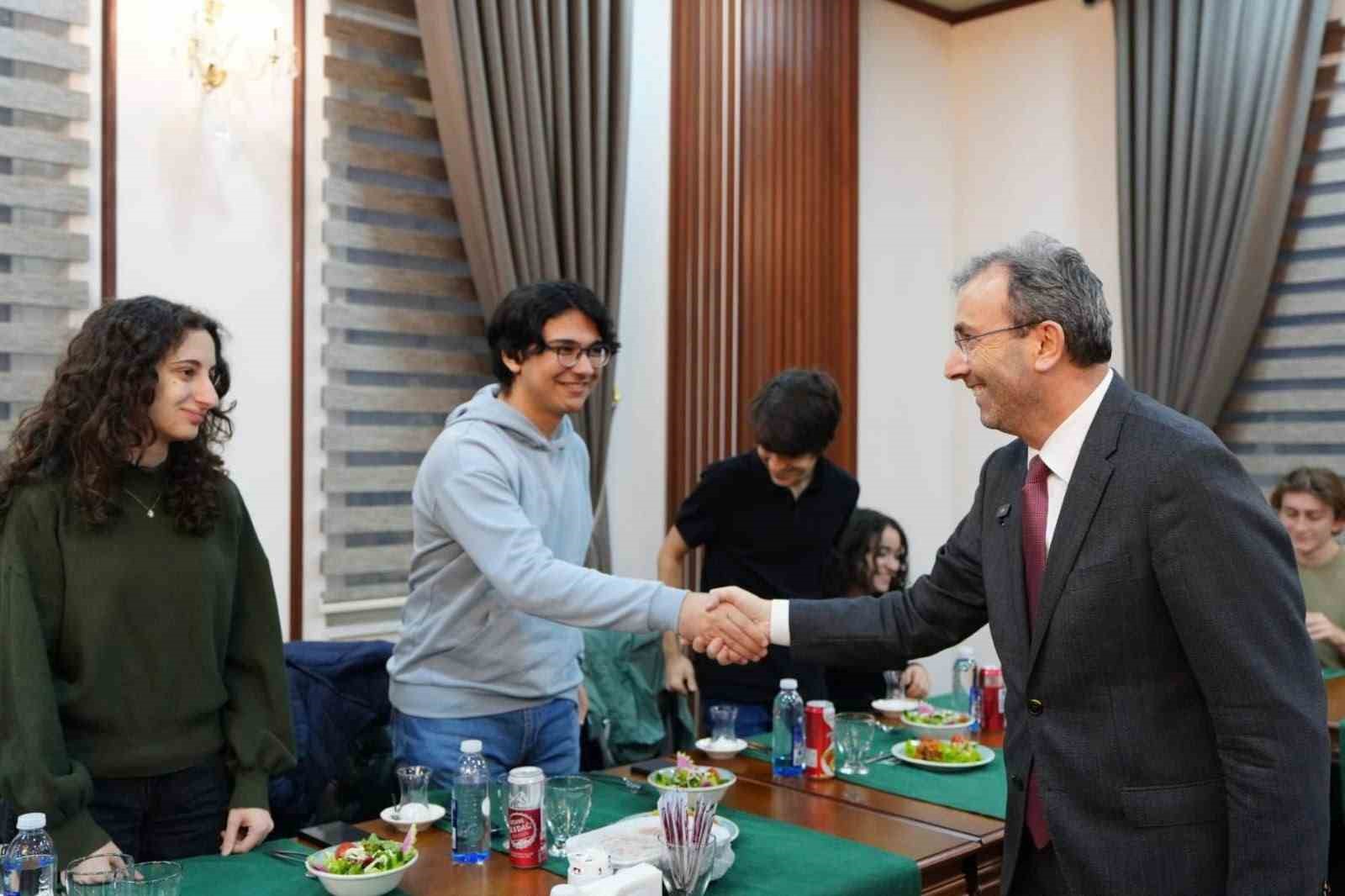 universiteyi-ilk-kez-kazanan-ogrencilere-20-bin-tl-egitim-destegi