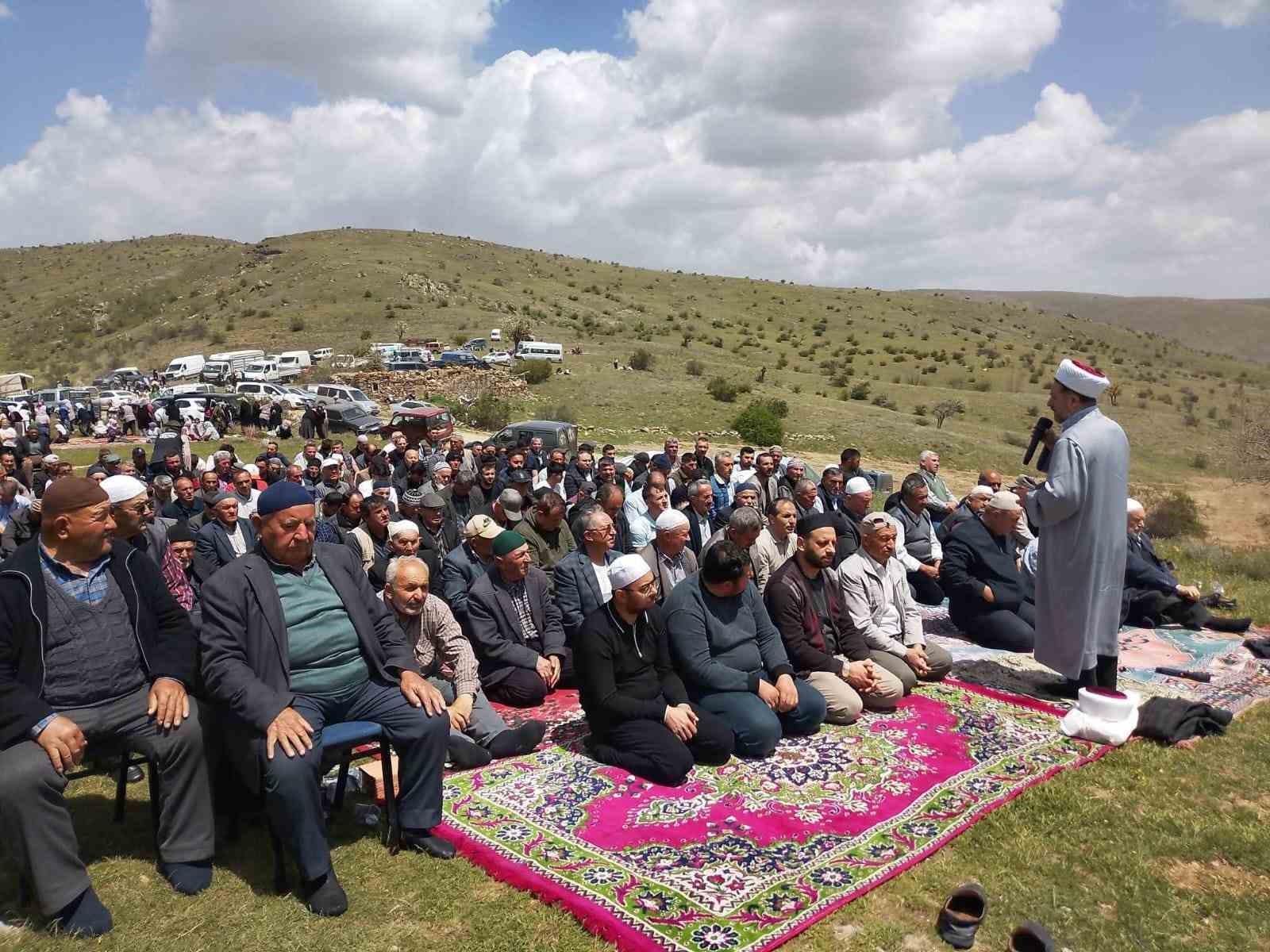 sukur-ve-yagmur-duasi-programi-yogun-katilimla-gerceklestirildi