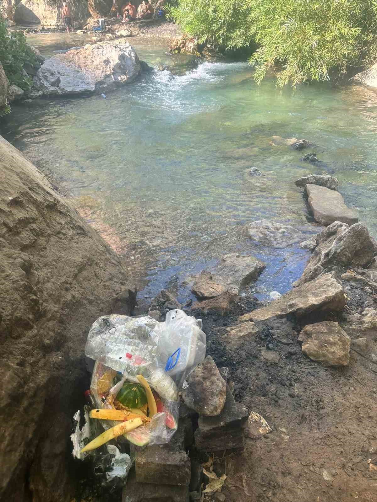 piknik-alanina-birakilan-copler-vatandasin-tepkisine-yol-acti