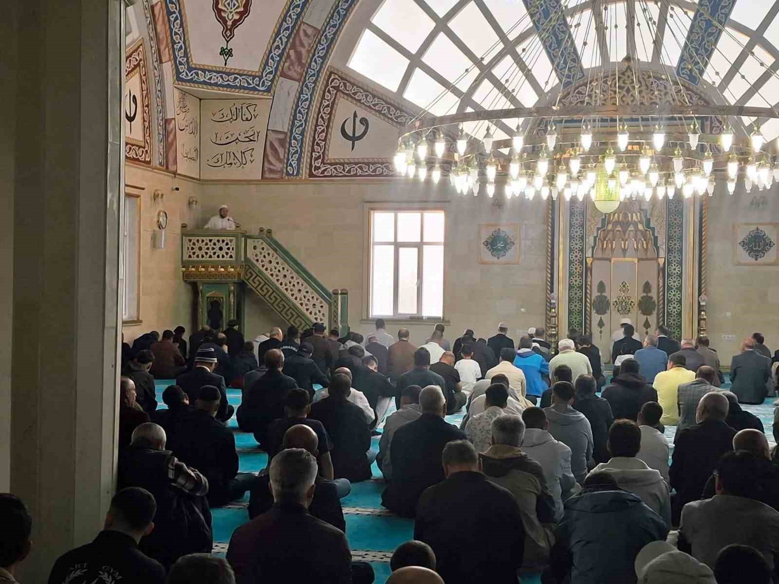 selendi-de-bayram-namazinda-camiler-doldu