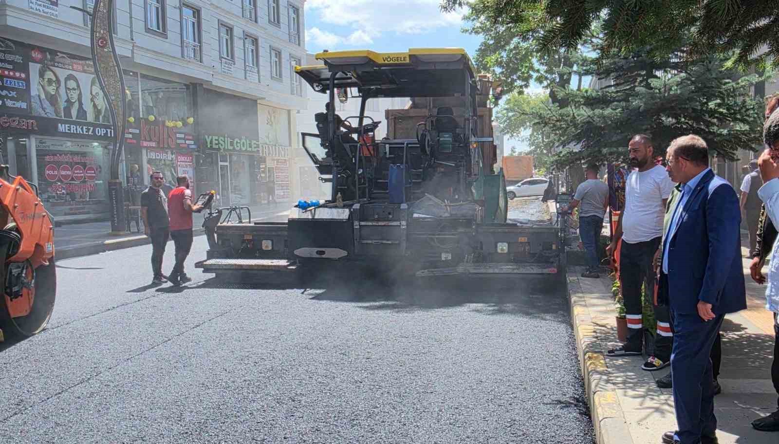 kars-ta-sehir-ici-yollarda-asfalt-seferberligi-faikbey-caddesi-yenileniyor